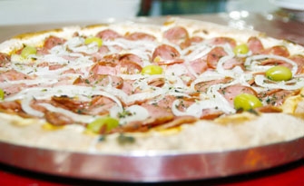 A pizzaria combina perfeitamente massa e linguiça calabresa acebolada 